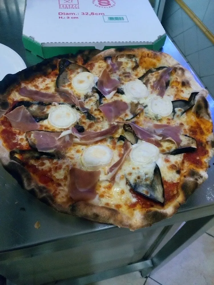 Pizza Au Feu de Bois